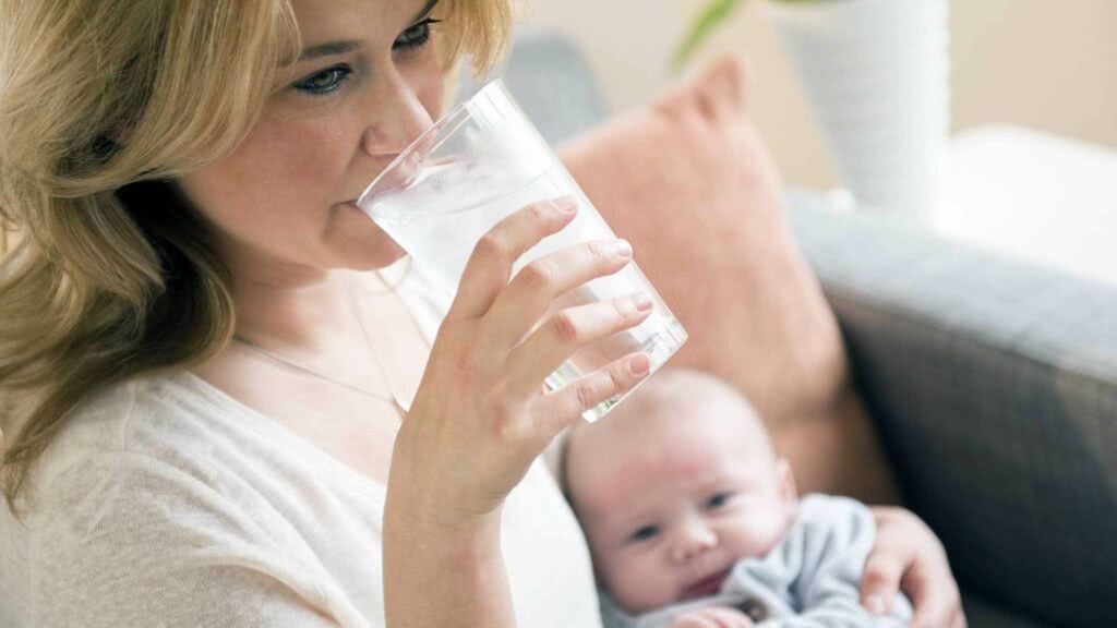 Mulher que amamenta deve beber muita água